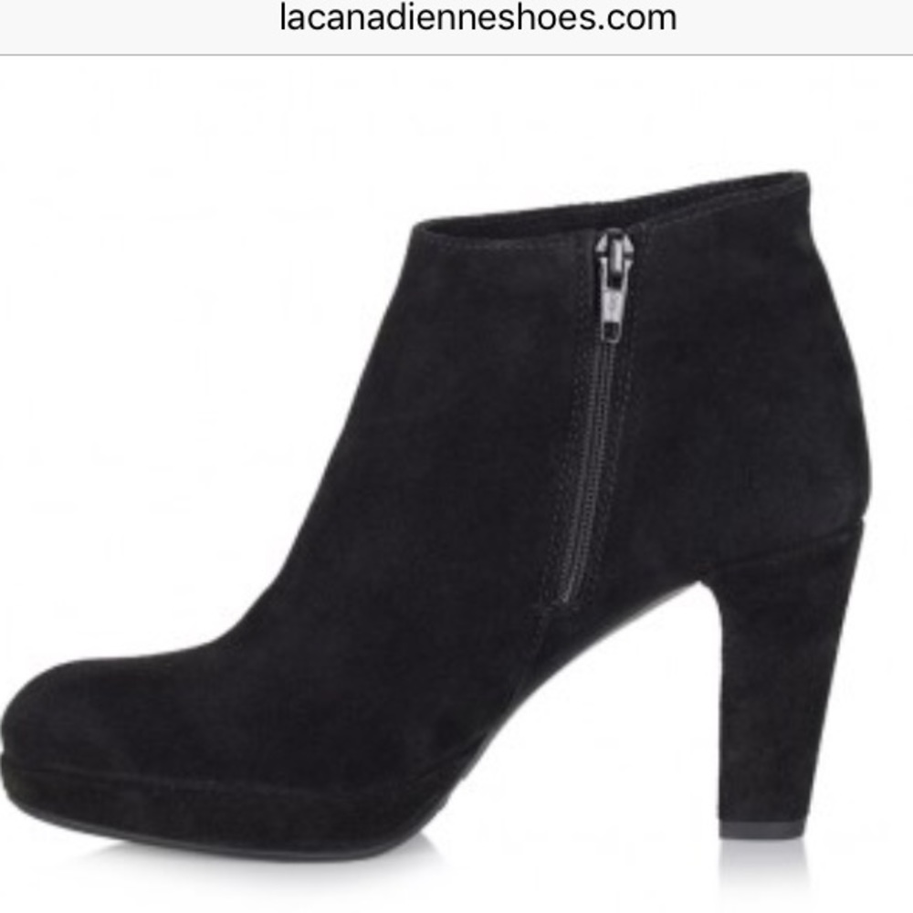 🎈🎈laCanadienne suede booties zip sides.